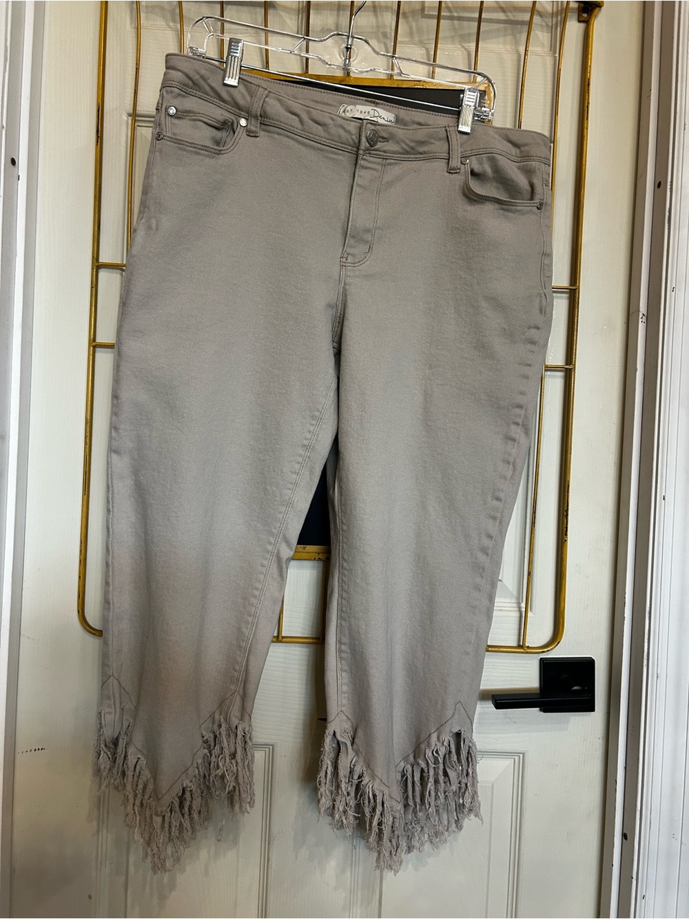 Fringed Hem Cropped Jeans in Light Taupe — Women’s Casual Ankle Jeans